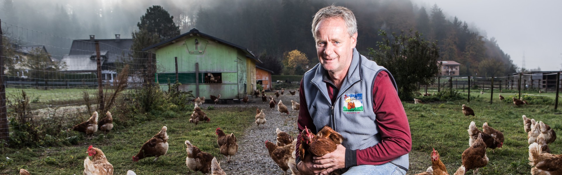 Martin Gfrerer im Hof mit seinen Hühnern