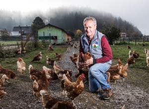 Martin Gfrerer im Hof mit seinen Hühnern