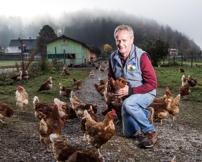 Martin Gfrerer im Hof mit seinen Hühnern
