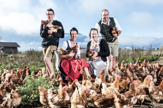 Bild von Familie Unterlerchner zusammen mit ihren Hühnern