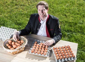 Christian Wakonig mit frischen Hühnereiern
