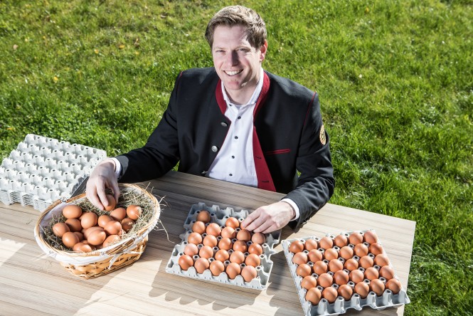 Wakonig Eier Christian Wakonig mit frischen Hühnereiern