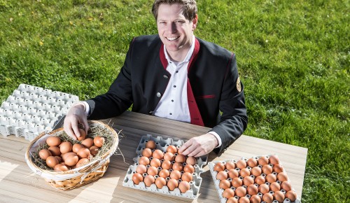 Wakonig Eier Christian Wakonig mit frischen Hühnereiern