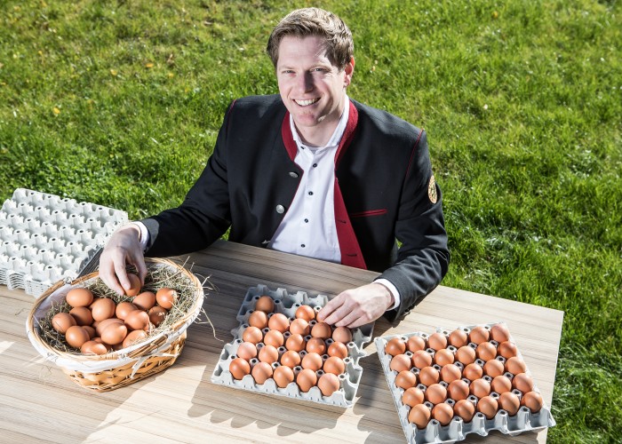 Wakonig Eier Christian Wakonig mit frischen Hühnereiern
