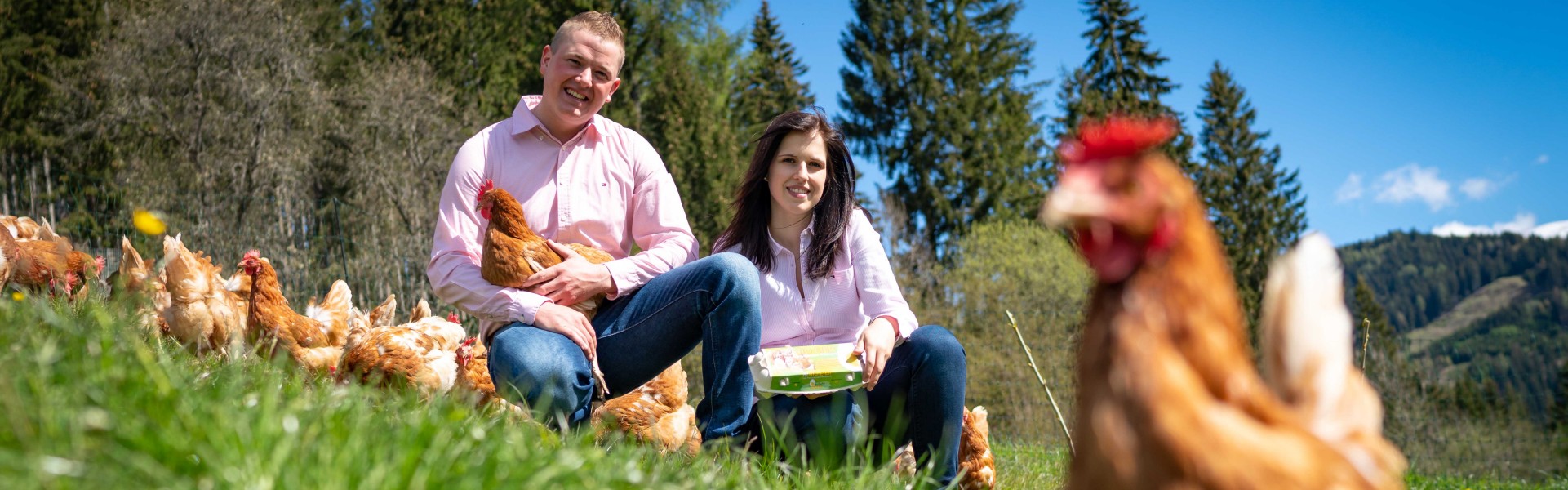 Patrick und Katharina Pirker mit ihren Hühnern