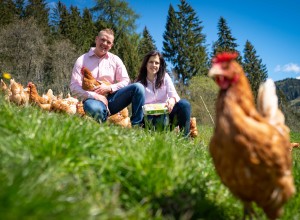 Patrick und Katharina Pirker mit ihren Hühnern
