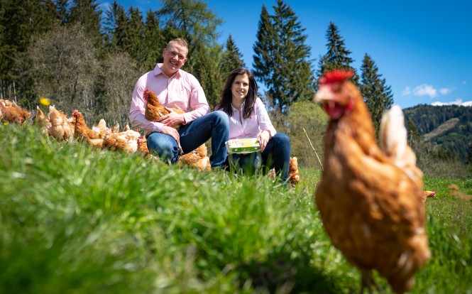 Bio-Eierhof Pirker Patrick und Katharina Pirker mit ihren Hühnern