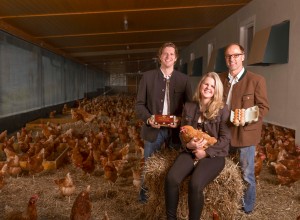 Wakonig Eier Stefan, Anna Maria und Christian Wakonig mit ihren Hühnern und deren Eiern