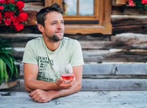 Hans-Peter Huber mit einem Glas Zirben-Gin