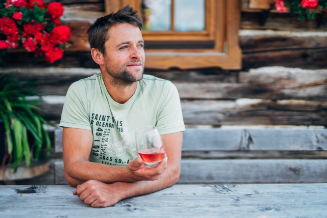 Mitzii Gin Hans-Peter Huber mit einem Glas Zirben-Gin