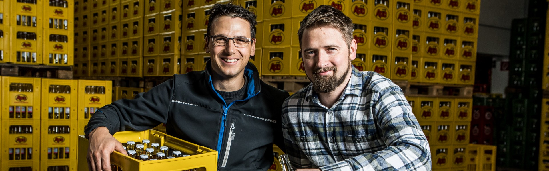 Die Brüder Wolfgang und Alexander Unterlerchner mit einer Kiste Fruchsaft