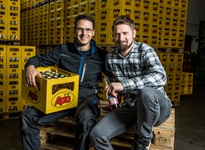 Die Brüder Wolfgang und Alexander Unterlerchner mit einer Kiste Fruchsaft