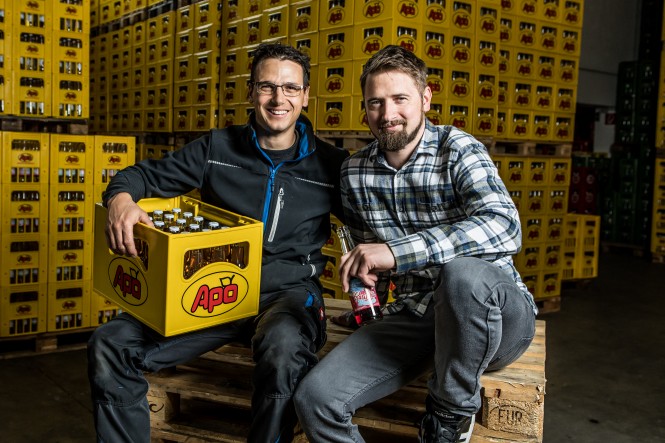 APO Fruchtsäfte Die Brüder Wolfgang und Alexander Unterlerchner mit einer Kiste Fruchsaft
