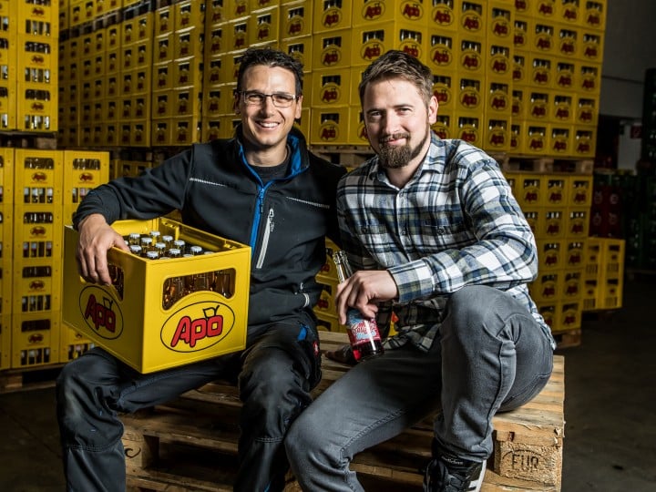 Die Brüder Wolfgang und Alexander Unterlerchner mit einer Kiste Fruchsaft