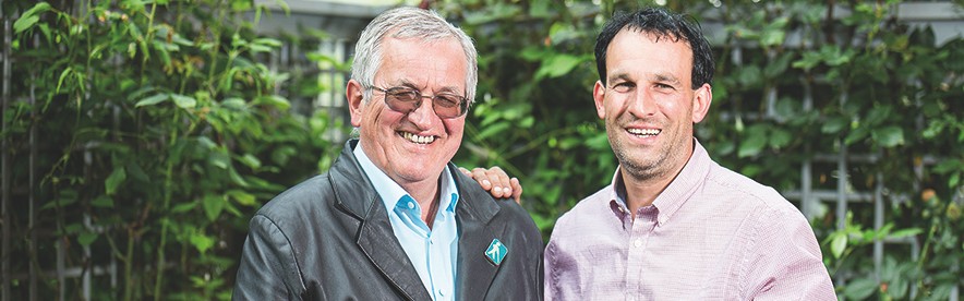 Familie Bodner mit einer Flasche "So Wass"