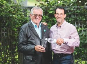 Familie Bodner mit einer Flasche "So Wass"