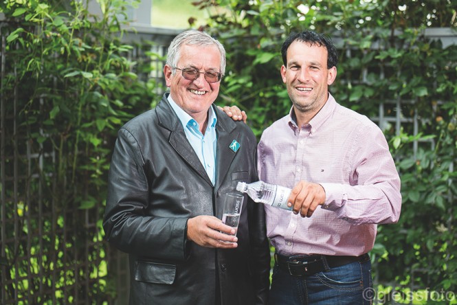 Getränke Bodner Familie Bodner mit einer Flasche "So Wass"