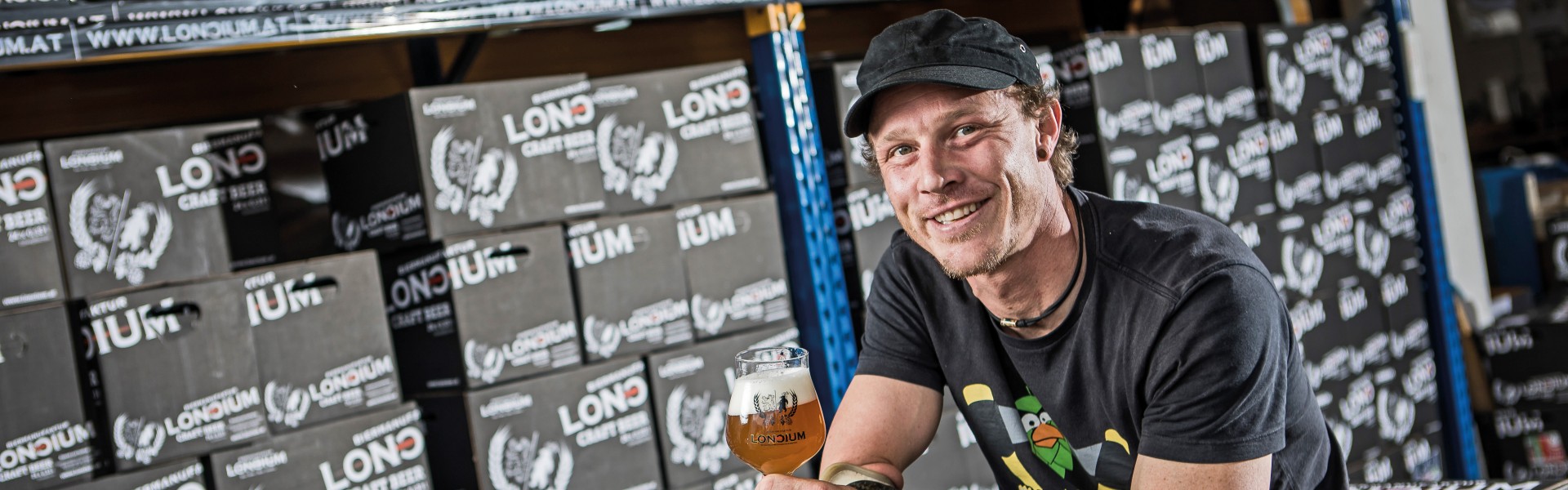 Klaus Feistritzer mit einem Glas Loncium Bier