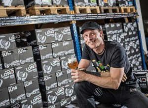 Klaus Feistritzer mit einem Glas Loncium Bier