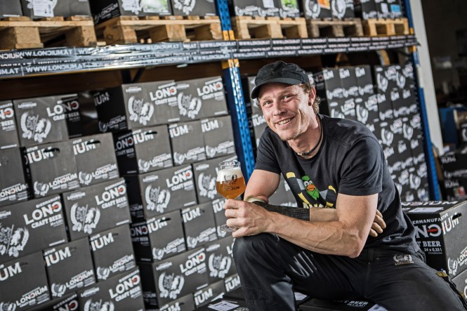Biermanufaktur Loncium Klaus Feistritzer mit einem Glas Loncium Bier