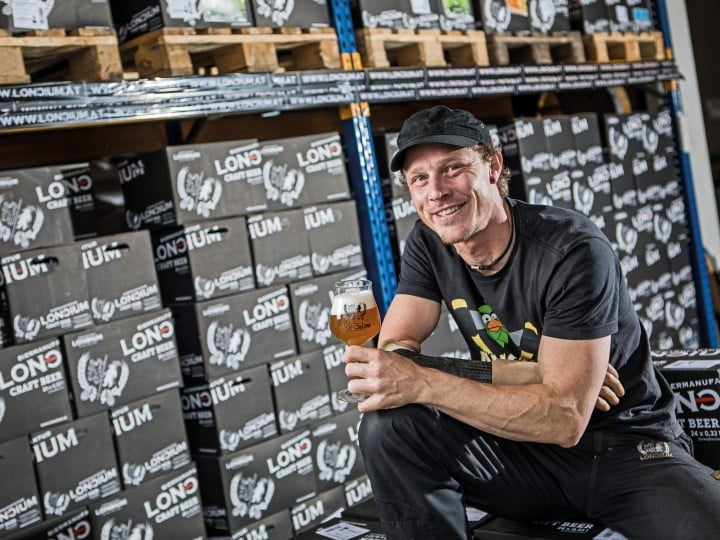 Klaus Feistritzer mit einem Glas Loncium Bier