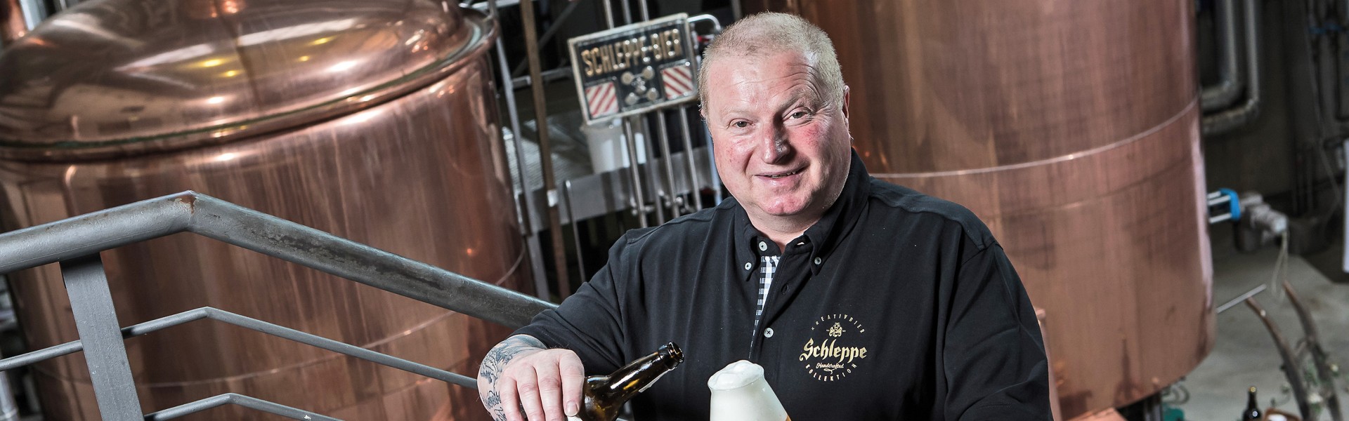 Klaus Pink mit einem Glas Schleppe Bier