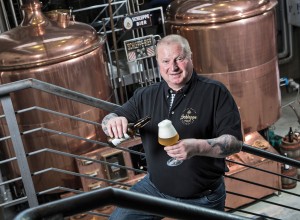Klaus Pink mit einem Glas Schleppe Bier