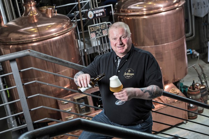 Schleppe Brauerei Klaus Pink mit einem Glas Schleppe Bier