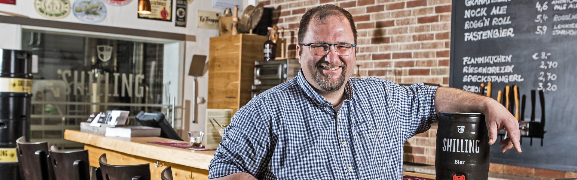 Uli Bacher mit einem Glas Shilling Bier