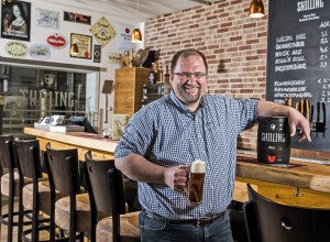 Uli Bacher mit einem Glas Shilling Bier