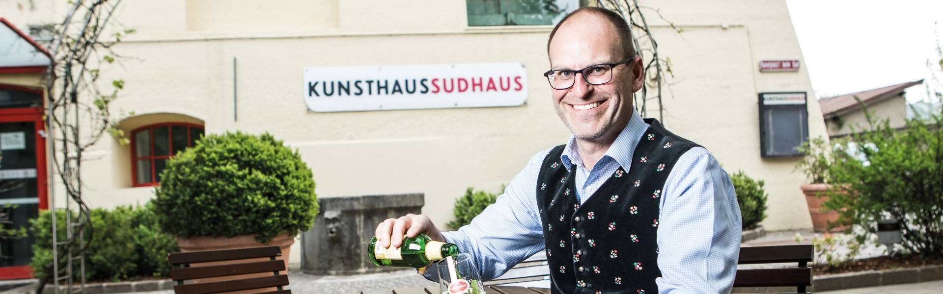 Braumeister Manuel Düregger mit einem Glas Villacher Bier