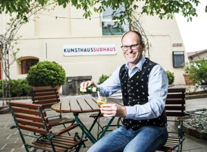 Braumeister Manuel Düregger mit einem Glas Villacher Bier