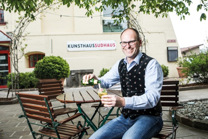 Villacher Bier Braumeister Manuel Düregger mit einem Glas Villacher Bier