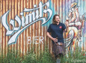 Josef Habich mit einem Glas Wimitzbräu