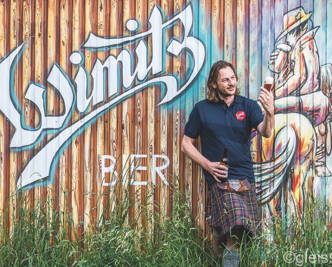 Wimitzbräu Josef Habich mit einem Glas Wimitzbräu
