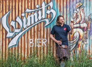 Josef Habich mit einem Glas Wimitz Bräu Bier