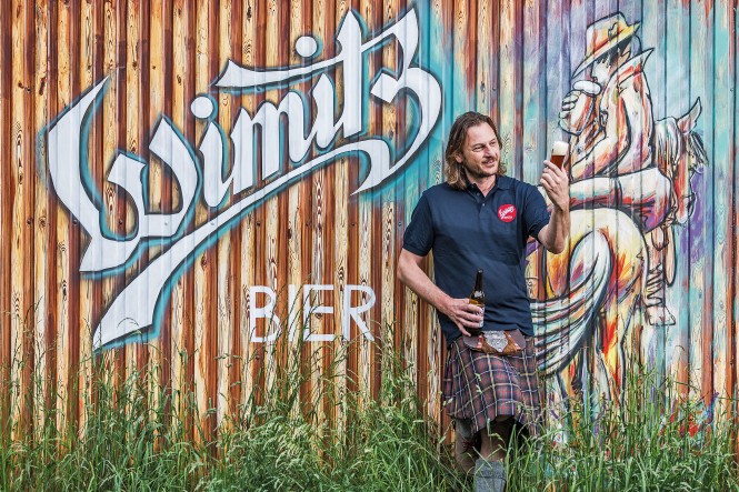 Wimitz Bräu Josef Habich mit einem Glas Wimitz Bräu Bier