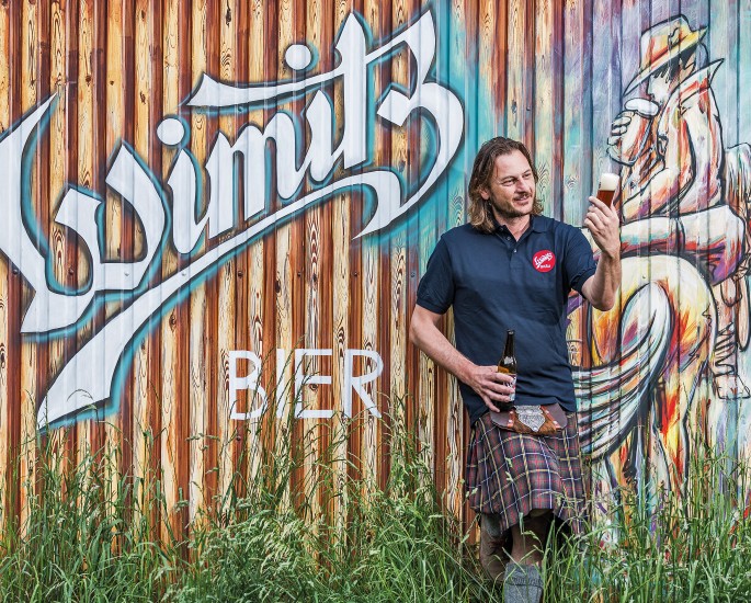 Josef Habich mit einem Glas Wimitz Bräu Bier