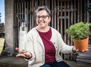 Alexandra Riepl mit ihrem Produkt Flora Cola und der Eberraute (Pflanze)