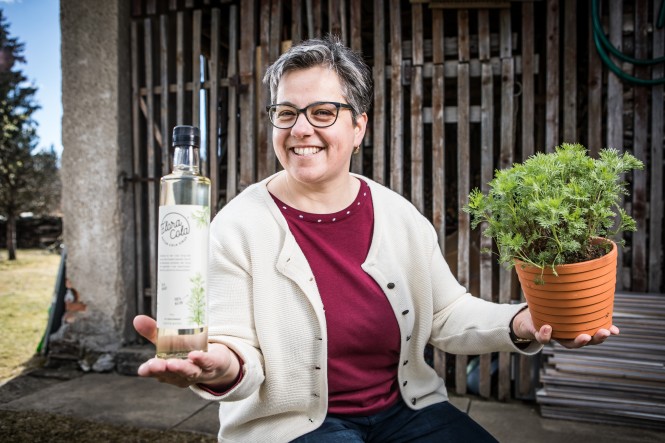 Alexandra Riepl mit ihrem Produkt Flora Cola und der Eberraute (Pflanze)