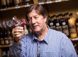 Reinhard Glawar zwischen seinen Edelbränden
