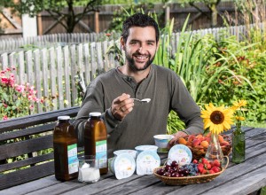 Clemens Dörfler beim Löffeln eines Joghurts