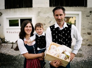 Anna und Georg Jankl mit einer Kiste voll mit eigenem Käse