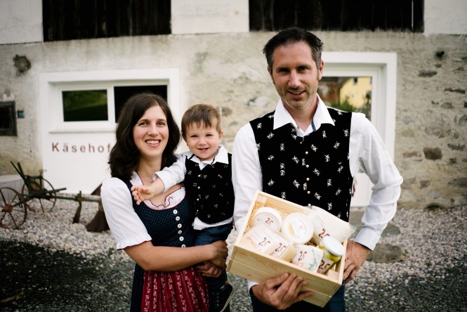Jankl Käse Anna und Georg Jankl mit einer Kiste voll mit eigenem Käse