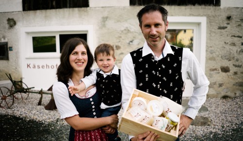 Jankl Käse Anna und Georg Jankl mit einer Kiste voll mit eigenem Käse