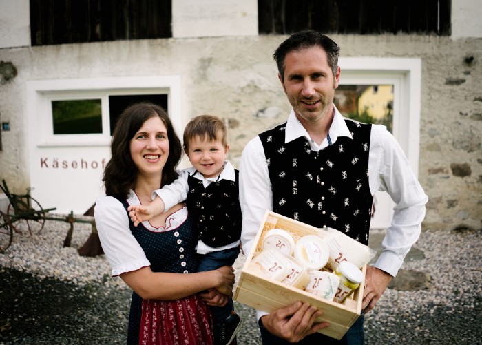 Jankl Käse Anna und Georg Jankl mit einer Kiste voll mit eigenem Käse