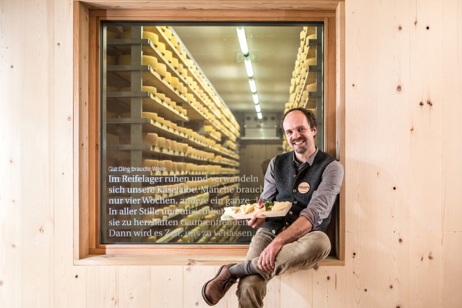 Kaslabn Michael Kerschbaumer von Kaslabn sitzt mit selbst gemachtem Käse vor dem Reifelager