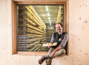 Kaslabn Michael Kerschbaumer von Kaslabn sitzt mit selbst gemachtem Käse vor dem Reifelager