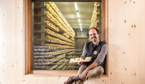 Kaslabn Michael Kerschbaumer von Kaslabn sitzt mit selbst gemachtem Käse vor dem Reifelager