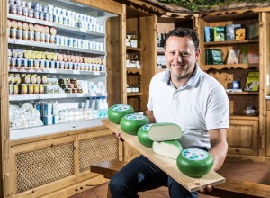Sonnenalm Herr Zechner mit Käseprodukten